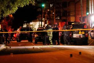 Agentes de polícia no local onde foi assassinado o candidato à Presidência do Equador Fernando Villavicencio, em Quito
09/08/2023
REUTERS/Karen Toro