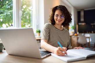 Jovem, estudante universitária, estudando online