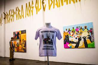 Camisa destaca foto com frase "Estamos vivos e não queremos deixar saudade agora"