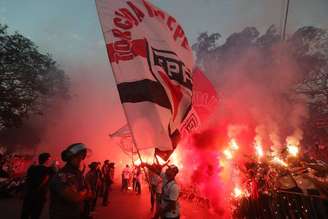 Torcedores do São Paulo fazem festa para receber o time no Morumbi