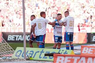 Jogadores do Fortaleza comemoram o gol marcado por Thiago Galhardo –