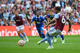 Douglas Luiz cobrou pênalti e marcou na goleada do Aston Villa 