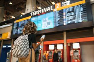 Turista olhando para chegadas e mesa de partidas