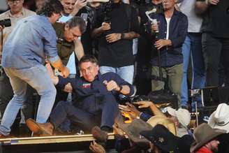 Jair Bolsonaro leva tombo durante presença na Festa do Peão de Barretos