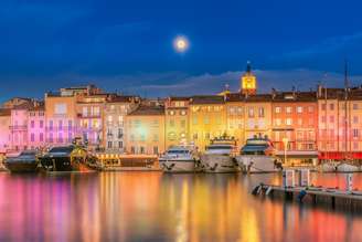 Vista panorâmica do Natal colorido iluminado Saint Tropez