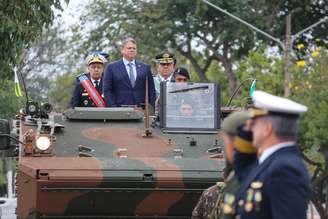 O governador de São Paulo, Tarcísio de Freitas (Republicanos), o prefeito da cidade, Ricardo Nunes (MDB), acompanhados de militares das Forças Armadas, durante revista as tropas no Desfile Cívico-Militar em comemoração ao aniversário da proclamação da Independência do Brasil,