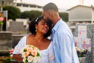 Fabiana e Adriano fizeram ensaio de casamento em cemitério