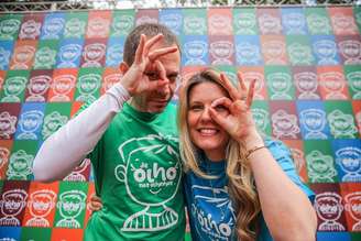 Tiago Leifert e Daiana Garbin estão divulgando a campanha De Olho no Olhinho