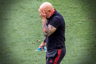 Sampaoli abandonou o gramado antes do fim do primeiro tempo da final