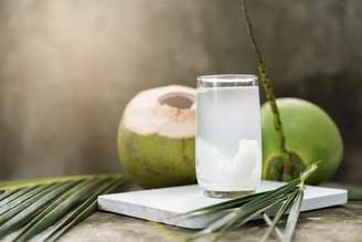 Água de coco é uma alternativa natural a bebidas açucaradas e isotônicos