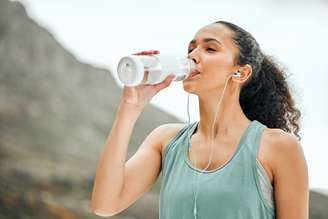 Hidratação com água é fundamental para a saúde