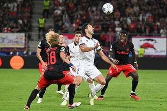 Jogadores de RB Salzburg e Real Sociedad em disputa de bola pelo Grupo D da Champions –