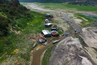 Seca no lago Tefé, no Amazonas, em fotos de 28 e 29 de setembro de 2023