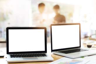 Imagem mostra dois notebooks um do lado do outro. 
