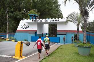 Parentes comparecem ao quartel para visitar militares em unidade de Barueri, na Grande SP