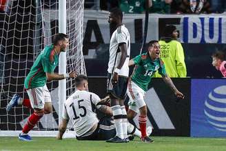 Erick Sanchez comemora segundo gol mexicanoapostar 5 reaisamistoso contra a Alemanha –