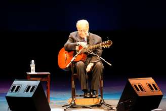 Brasil, Rio de Janeiro, RJ. 24/08/2008. O cantor João Gilberto se apresenta durante show no Teatro Municipal do Rio de Janeiro, no centro da cidade.