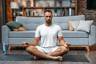 A meditação não requer conhecimento prévio e pode ser realizada no dia a dia