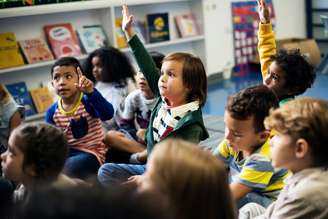 Pais e responsáveis podem buscar orientação com profissionais antes de escolher escola dos filhos