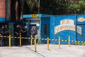 Movimentação policial na Escola Estadual Sapopemba, na zona leste da capital paulista, nesta segunda-feira, 23, onde um ataque a tiros deixou uma adolescente morta e outros com ferimentos por tiros. 