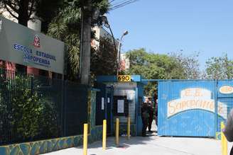 Policiais em frente à Escola Estadual Sapopemba, na zona leste de São Paulo, após a ocorrência de ataque com arma de fogo, na manhã do dia 23 de outubro