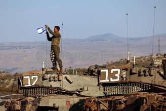 Soldado instala uma bandeira israelense em tanque durante exercício militar perto da fronteira com o Líbano, no norte de Israel
26/10/2023
REUTERS/Lisi Niesner     