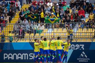 Brasilleiros celebra um dos gols sobre Honduras –