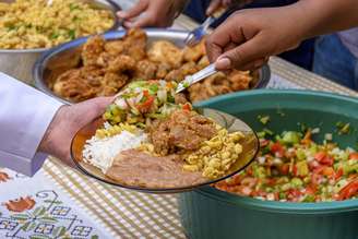 Comida tradicional brasileira sendo servida em um restaurante popular