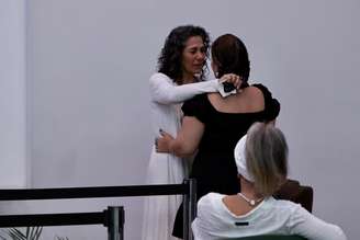 Marcelle Sampaio, filha única de Elizangela, se emocionou no velório da mãe.