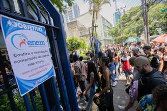 Chegada de pais e alunos para primeiro dia de provas do Exame Nacional do Ensino Médio (Enem) em uma universidade da zona sul de São Paulo, na manhã deste domingo, 5