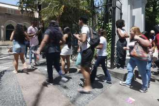 Alunos chegam a local de prova do Enem, no Rio, neste domingo, 5