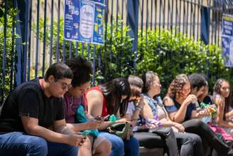 Milhares de estudantes voltam a fazer o Enem neste domingo 