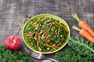 Salada de couve com cenoura e maçã