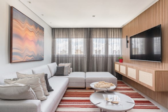 As mesas de centro e lateral podem ser encontradas em diferentes materiais