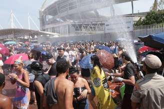 Movimentação na fila dos fãs para o 2 dia de show da cantora Taylor Swift, no sábado, 18. Muito calor novamente, um dia após a morte de uma jovem que passou mal durante o show, no estadio Nilton Santos, zona norte do Rio de Janeiro