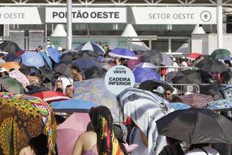 Fãs de Taylor Swift aguardam show da cantora no Engenhão, Rio de Janeiro