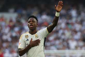 Vinícius Júnior com a camisa do Real Madrid (Photo by PIERRE-PHILIPPE MARCOU/AFP via Getty Images)