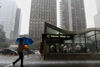 Brasil, São Paulo, SP, 28/03/2018. Pedestres enfrentam chuva na Avenida Paulista, próximo da estação Trianon do Metrô na cidade de São Paulo