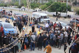 Grupo de reféns que foi entregue em Gaza neste sábado agora viaja à fronteira do território com o Egito.