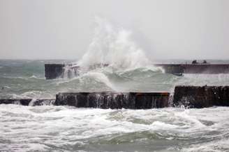 As ondas do Mar Negro atingem os molhes durante uma tempestade em Odesa, no sul da Ucrânia
