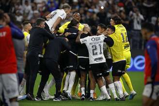 Jogadores corintianos abraçam o técnico Cuca após vitória sobre o Remo