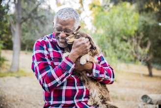 Ter um cachorro aumenta a probabilidade dos idosos saírem de casa