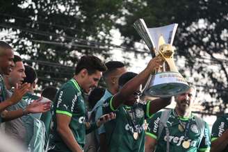 Elenco da equipe do Palmeiras comemora com a torcida e exibe a taça de dodecacampeão
