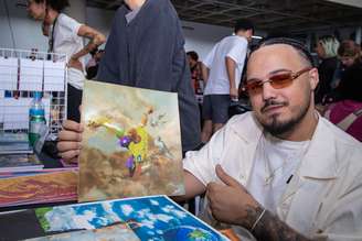 Zika das Artes em sua mesa na PerifaCon 2023