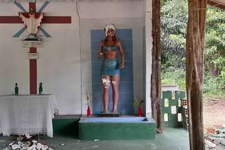 Imagem mostra o estado que ficou a imagem da cabocla Mariana, alvo de depredação.