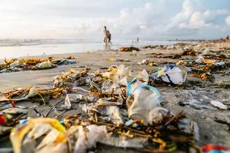 "tsunami de lixo" em Kuta, Bali. 