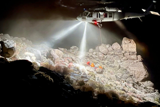 Homem passa 7 horas com as pernas presas sob rocha de 4,5 toneladas até ser resgatado nos EUA