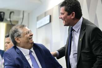 Flávio Dino e Sergio Moro conversam durante sabatina no Senado