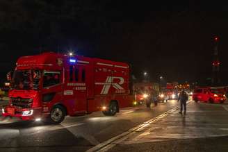 Bombeiros japoneses trabalham durante terremoto de magnitude 7,1 que atingiu a província de Ishikawa