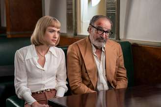 Violett Beane e Mandy Patinkin em "Death and Other Details"